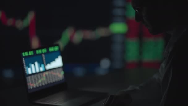 Analityk finansowy Pracujący na komputerze ze stacją roboczą Multi-Monitor z magazynami, towarami i wykresami giełdowymi w czasie rzeczywistym. Biznesmen pracuje w Banku Inwestycyjnym w śródmieściu Urząd w nocy. — Wideo stockowe