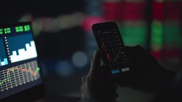 Investor pemula menggunakan aplikasi mobile untuk investasi — Stok Video