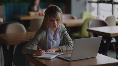 Bilgisayarlı bilgisayarda çalışan Asyalı kadının modern ofis ya da ortak çalışma alanı İş Kuruluşu Konsepti 'nde fikir ve gereksinim edinmek için çalışmasının çekiciliği