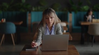 Asyalı bir kadın kara kara kara oturup dizüstü bilgisayar ekranına bakar. Beyin fırtınası ve yüzünde endişeli bir ifade var. Kara kara düşünen Asyalı kadın.