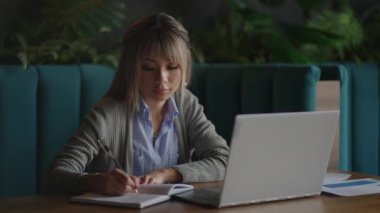 Bilgisayarlı bilgisayarda çalışan Asyalı kadının modern ofis ya da ortak çalışma alanı İş Kuruluşu Konsepti 'nde fikir ve gereksinim edinmek için çalışmasının çekiciliği