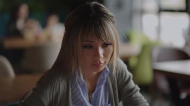 Bilgisayarlı bilgisayarda çalışan Asyalı kadının modern ofis ya da ortak çalışma alanı İş Kuruluşu Konsepti 'nde fikir ve gereksinim edinmek için çalışmasının çekiciliği