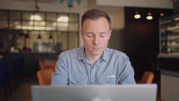 Jeune homme indépendant travaillant sur ordinateur à la maison. Entrepreneur concentré occasionnel développer un nouveau projet tout en travaillant sur ordinateur portable à la maison. clavier professionnel masculin d'ordinateur portable de dactylographie au bureau — Video