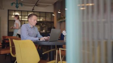 Evde bilgisayarda çalışan genç serbest çalışan bir adam. Evde dizüstü bilgisayar üzerinde çalışırken yeni bir proje geliştiren sıradan bir girişimci. Ofis işyerinde erkek profesyonel dizüstü bilgisayar klavyesi