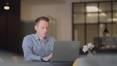 Evde bilgisayarda çalışan genç serbest çalışan bir adam. Evde dizüstü bilgisayar üzerinde çalışırken yeni bir proje geliştiren sıradan bir girişimci. Ofis işyerinde erkek profesyonel dizüstü bilgisayar klavyesi