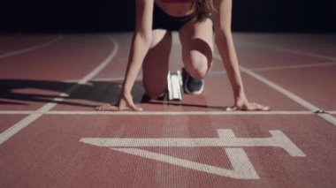 Ağır çekimde bayan koşucu başlangıçta yakın çekimde stadyumdaki profesyonel atletizm atletizminde.