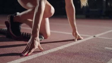 Stadyumdaki bir kadın pistte bir yarış başlatmaya hazırlanıyor. Yavaş çekim kadın karanlıkta stadyumdaki açlık grevlerinden başlıyor.