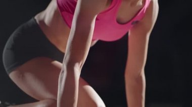 Ağır çekimde bayan koşucu başlangıçta yakın çekimde stadyumdaki profesyonel atletizm atletizminde.