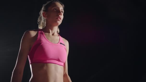 Powolny ruch kobieta biegacz na początku zbliżenie w ciemności na stadionie profesjonalny biegacz lekkoatletyczny — Wideo stockowe