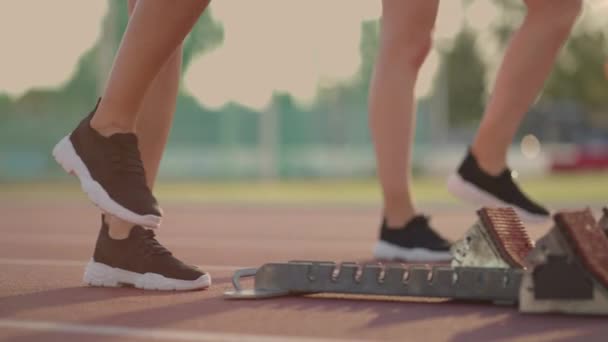 Närbild av kvinnors ben passar löpmattorna — Stockvideo