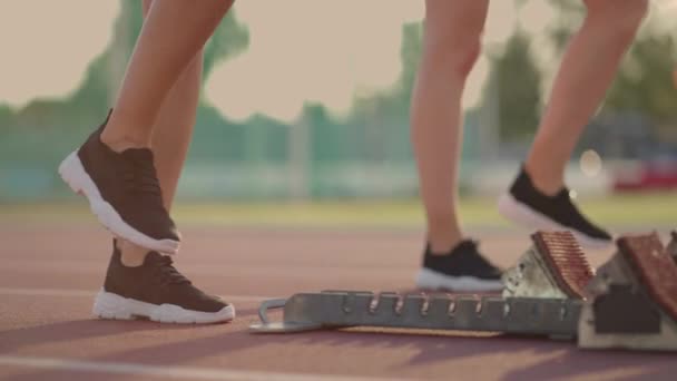 Primo piano delle gambe delle donne si adattano ai cuscinetti da corsa — Video Stock