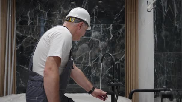 Su karıştırıcı banyosunu kontrol ediyorum. profesyonel tesisatçı — Stok video