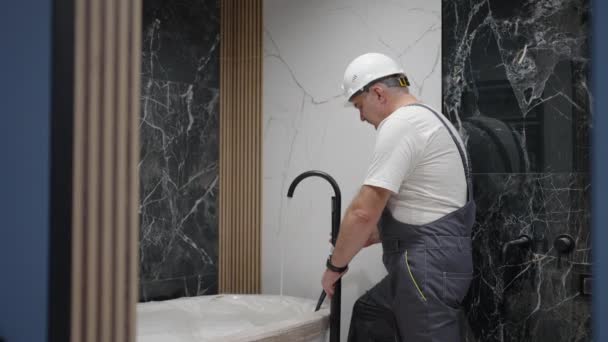 水管工在洗澡时检查水龙头和淋浴头的操作情况 — 图库视频影像