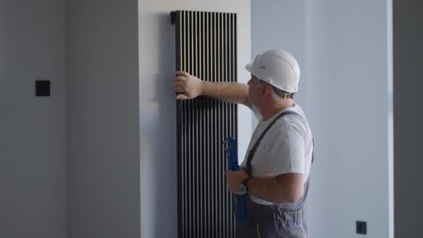 暖气季节开始后，管道工检查房子里装饰用电池的温度. — 图库视频影像