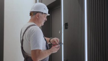 Kamera arkasında hareket ediyor Elektrik, elektrik kontrol ünitesinin işletim sistemini kurduktan ve onarıldıktan sonra modern ev sistemi ile kontrol ediyor