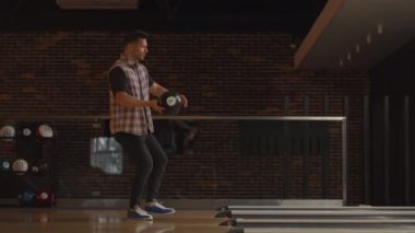 Kafkasyalı bir adam bowling topu fırlatır ve bir atış yapar. Dans eder ve zaferle şarkı söyler..