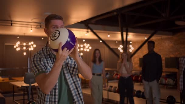 Portrét mladého muže házet bowlingovou kouli a knokautovat střelce, který skáče a tančí s radostí ve zpomaleném filmu — Stock video