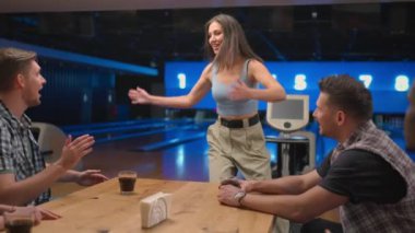 Bowling kulübündeki çılgın kadın nakavt serisini kutlamak için arkadaşlarına koşuyor. Zaferi arkadaşlarınla paylaş. Çok ırklı arkadaş grubu
