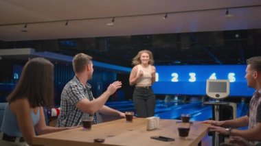 Bowling kulübündeki Mutlu Kadın nakavt serisini kutlamak için arkadaşlarına koşuyor. Zaferi arkadaşlarınla paylaş. Çok ırklı arkadaş grubu