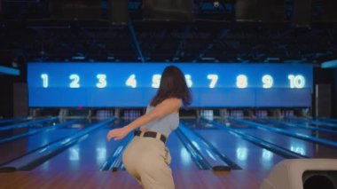 İspanyol bir kadın kameraya bakıp zaferi ağır çekimde kutluyor. Bowling salonuna atış yapmak için at. Zafer dansı ve mutlulukla zıpla.