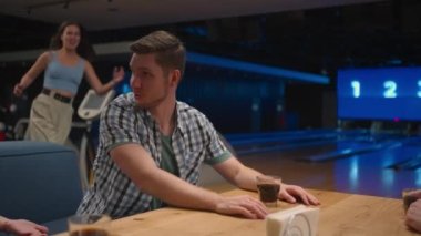 Bowling kulübündeki pozitif İspanyol bir kadın nakavt serisini kutlamak için arkadaşlarına koşar. Zaferi arkadaşlarınla paylaş. Çok ırklı arkadaş grubu