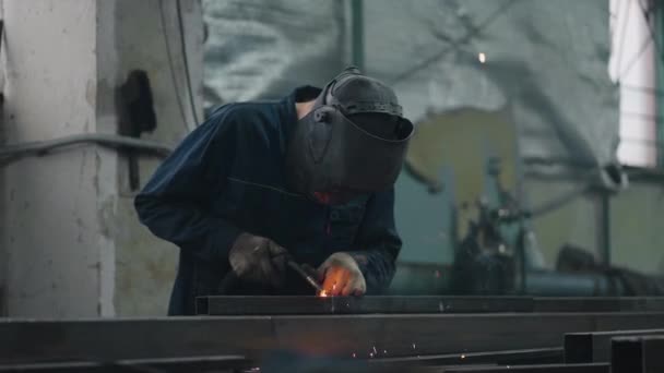 Un saldatore funzionante collega le parti metalliche tramite gas o saldatura elettrica al rallentatore. Fabbrica e produzione — Video Stock