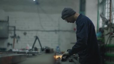 Sıcak metalden kıvılcımlar çıkıyor. Adam çeliğin üzerinde çok çalıştı. Demiryolu ya da Araba Üretimi, Tren Vagonu Üretimi, Fabrika İşçileri Koruyucu Miğfer ve Gözlük Kaynakları.