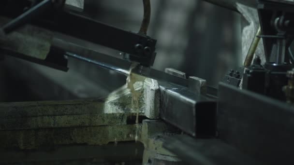 Närbild av metallskärning på en vattenkyld maskin — Stockvideo