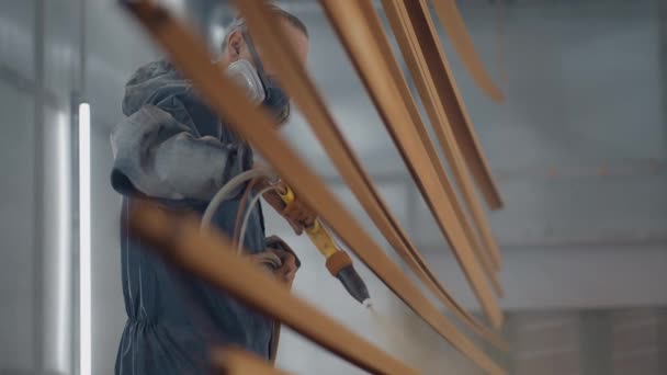 磨牙人在呼吸机掩蔽中喷涂钢质涂料及慢动作防护服 — 图库视频影像