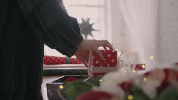 Verpackung Weihnachtsgeschenk. Frau verpackt Geschenk mit umweltfreundlicher Weihnachtsdekoration, Vorbereitung auf die Weihnachtszeit. — Stockvideo