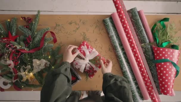 Bestes Weihnachtsgeschenk. Frauenhände halten leere Bastelgeschenkschachtel, bereiten Überraschung für den Urlaub vor, Draufsicht — Stockvideo