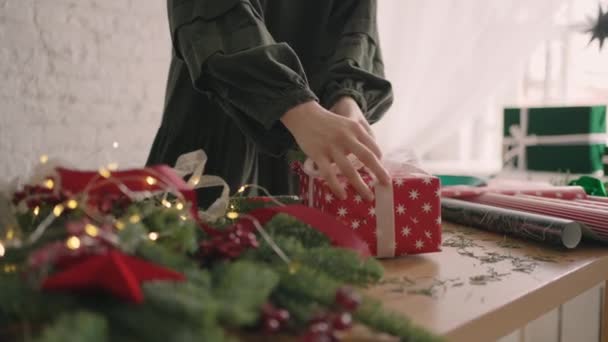 Verpackung Weihnachtsgeschenk. Frau verpackt Geschenk mit umweltfreundlicher Weihnachtsdekoration, Vorbereitung auf die Weihnachtszeit. — Stockvideo