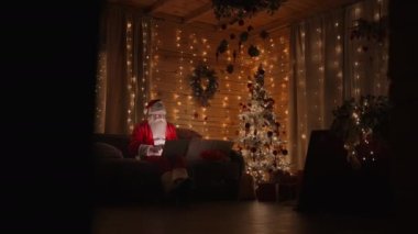 Noel Baba 'nın ayağının arkasından bir manzara kışın elinde bir hediye taşıyor ve eve çelenkler ve Noel süsleriyle giriyor. Aralık 'ta Noel arifesinde