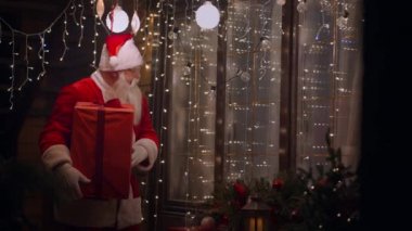 Sakallı ve gözlüklü gerçek bir Noel Baba Noel hediyesi getirir. Tatiller gerçek bir mucizedir.