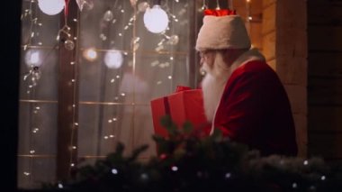 Soğuk bir kış gecesinde Noel Baba çocukların evine bir hediye getirir ve pencereden içeri bakar.