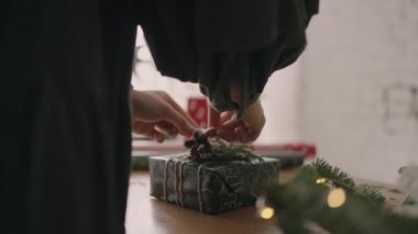 Eller toplansın ve Noel için çelenklerle süslensin.