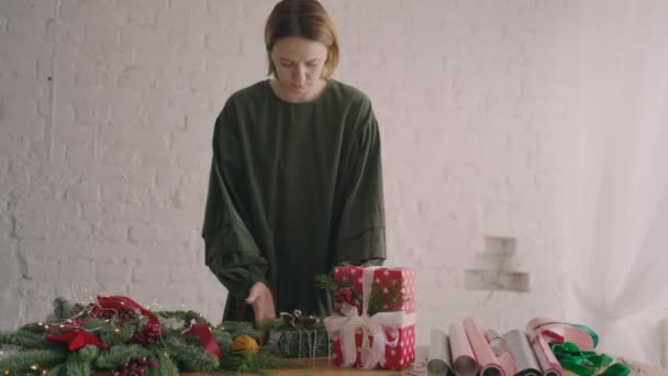 La chica preparó y empacó un regalo de Navidad — Vídeos de Stock