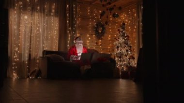 Genel plan: dizüstü bilgisayarda çalışan Noel Baba, Noel ya da yeni yıl için e-posta yoluyla dilek ya da tebrik mektupları gönderir. Noel Baba dünyanın dört bir yanındaki çocuklarla sosyal ağlarda iletişim kuruyor..