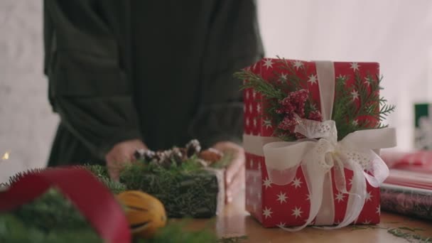 Embalagem e amarração de presentes de Natal na mesa na oficina — Vídeo de Stock