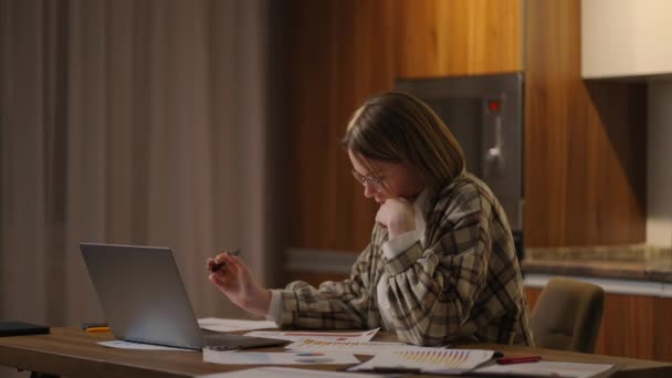 Söt student kvinna sitta hemma tittar på datorskärmen gör uppdrag e-lärande på bärbar dator. Telekommunikation, distansarbete, ny programvara, modernt teknikanvändningskoncept — Stockvideo