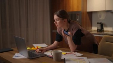 Bill Payment 'e internetten cep telefonuyla ödeme yapan bir kadın. Beyaz kazaklı, akıllı telefon ya da cep telefonu kullanan beyaz bir kadın. Tıklama, kaydırma, video izleme, içerik, bloglar.