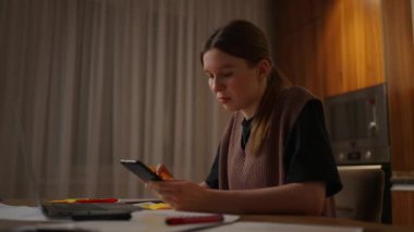 Bill Payment 'e internetten cep telefonuyla ödeme yapan bir kadın. Beyaz kazaklı, akıllı telefon ya da cep telefonu kullanan beyaz bir kadın. Tıklama, kaydırma, video izleme, içerik, bloglar.