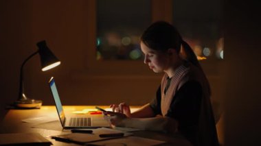 Güzel bir kadın evde bilgisayarla çalışıyor ve akıllı telefondan kısa mesajlar alıyor. Cep telefonuyla iletişim kurmak ve internette sohbet etmek için mesaj gönderen kadınların elleri