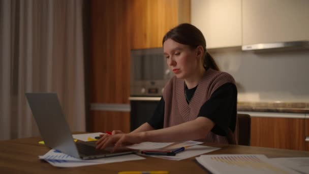 Coronavirus krizi sırasında evden çalışan beyaz bir kadın evde çalışıyor. Sosyal Mesafe ve Fiziksel Mesafe. Ofiste bilgisayarla çalışmak, iletişim kurmak. — Stok video