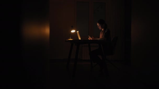 Cansado agotado empleado perezoso mujer que se duerme utilizando el ordenador portátil en el lugar de trabajo de noche oscura con la luz de la lámpara de escritorio en la oficina en casa. Fatiga de trabajo. Tarea tardía. Mujer usando portátil por la noche — Vídeos de Stock