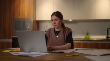 Yorgun genç iş kadını ya da öğrenci bilgisayar işini bitirdi, iş yerinde rahatlamak, stres atmak, proje başarısını tatmin etmek, zamanında yapılan bir iş. Boyun ağrısı var.