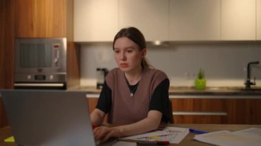 Yorgun genç iş kadını ya da öğrenci bilgisayar işini bitirdi, iş yerinde rahatlamak, stres atmak, proje başarısını tatmin etmek, zamanında yapılan bir iş. Boyun ağrısı var.