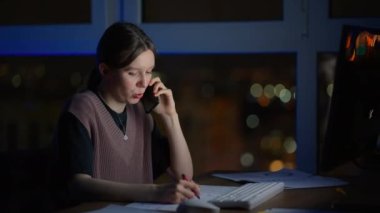 Gerçek zamanlı hisse senetleri, emtialar ve borsa grafikleriyle bilgisayar üzerinde çalışan bir Mali Analistin Portresi