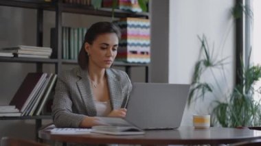 Evde çalışan bir kadın mesaj okurken dizüstü bilgisayar kullanıyor. Ofiste dizüstü bilgisayarı kullanan bir kadın. İş kadını iş yerinde dizüstü bilgisayarı daktilo ediyor. Ev işyerinde çalışan kadın klavyede çalışıyor..