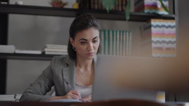 Mujer que trabaja desde casa usando el ordenador portátil mientras lee el mensaje de texto. mujer usando el estudio de trabajo portátil en la oficina. Mujer de negocios escribiendo portátil en el lugar de trabajo Mujer que trabaja en casa teclado de mano de oficina. — Vídeo de stock